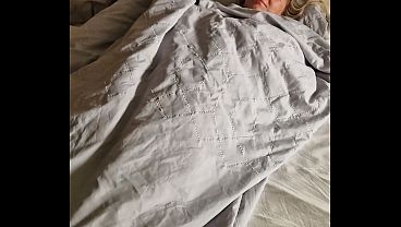 A Horny Morning Moment – Real Amateur MILF Waking Up