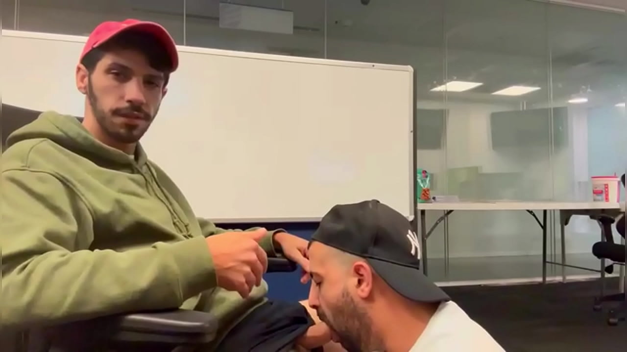 Mamada de polla grande de Oriente Medio y humillación con orina
                    sexy blowjob handjob amateur homemade office domination cum swallowing gay slapping arabic piss first time piss drinking twink stud maledom big cock cum in mouth gay blowjob slut humiliation muchos negros