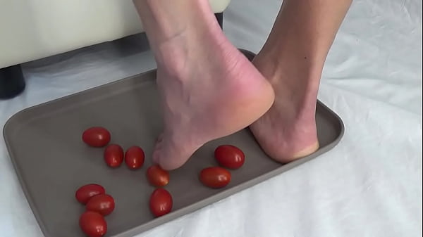 I trample tomatoes with my feet 3 min