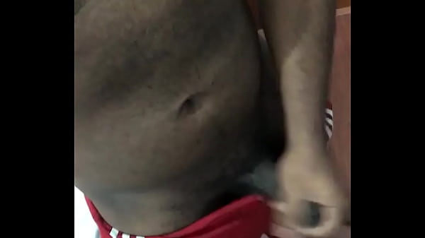 Carioca massageando a pica