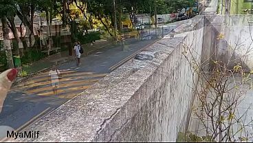 Una MILF sposata in topless eccita il giardiniere e tradisce il marito. 14 min.