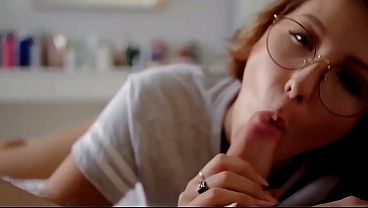 異母妹が私のペニスに体を押し付けてきた。彼女は好奇心から、自分の望みを叶えたのだ。