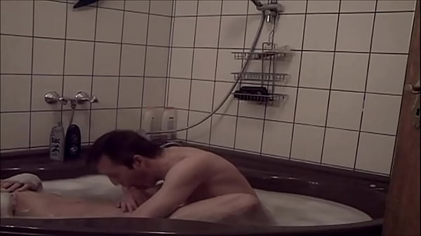 La Colocataire Nike Entre Dans La Salle De Bain Et Me Voyez Jouer Quand Je Dis Entrée Dans La Baignoire, C'est Arrivé