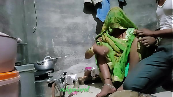 New year 2022 best video in Hindi clear voice of Desi Indian Bhabhi making roti in the kitchen