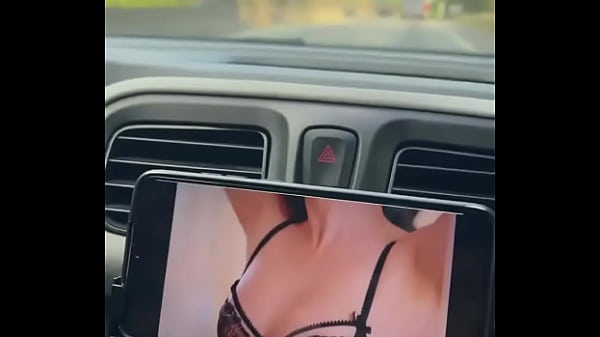 Colocamos um porno pra assistir enquanto viaj&aacute;vamos, fiquei com tanto tes&atilde;o que nem paramos o carro pra aprontar