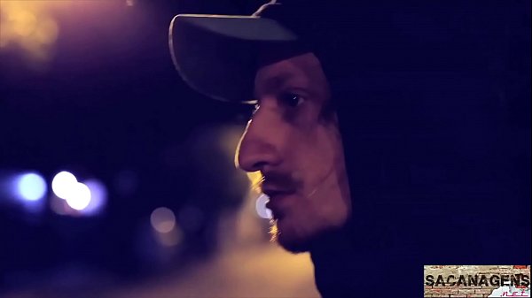 RUIVO SAFADO BATE PUNHETA NO BANHEIRO DA BALADA...