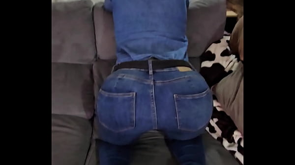 Mon gros cul serrer dans mon jeans tu viens l'enlever