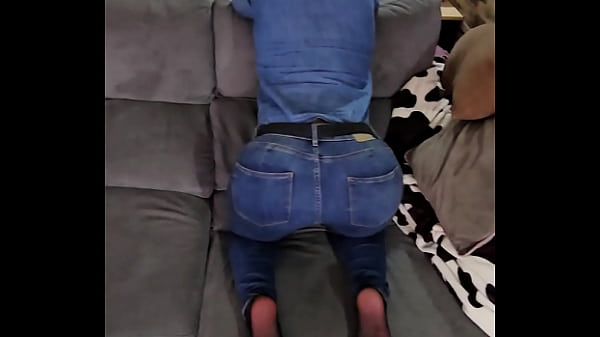 Mon gros cul serrer dans mon jeans tu viens l'enlever