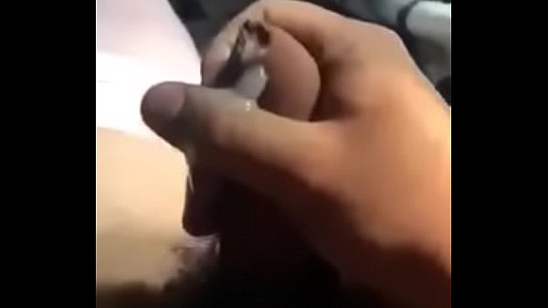 Sally en medias blancas sacándose lechita