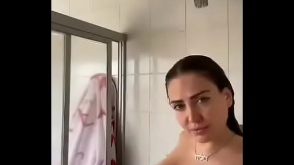 Celia Lora disfrutando la ducha