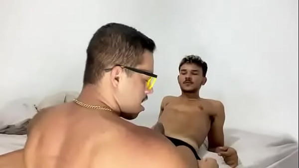 Download Video - Meu amigo da Escola era PAUZUDO e eu n&atilde;o aguentava v&ecirc; o Pauz&atilde;o na cal&ccedil;a dele at&eacute; que chamei ele pra ir na minha casa