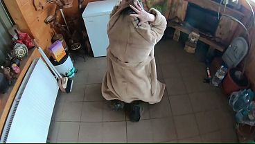 Aranyruhás háziasszony a fagyasztónál: szőrös punci, mély torok és kemény kutya