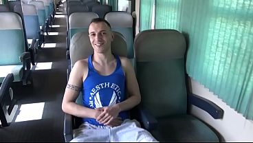 DEUX MECS BAISENT DANS UN WAGON DANS UN TRAIN