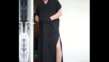 Strumpfhose, High Heels und schwarzer Kaftan