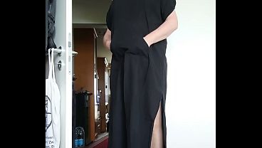 Strumpfhose, High Heels und schwarzer Kaftan