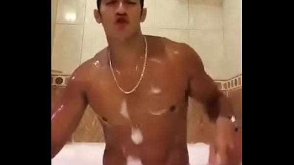 Gostoso sensualizando na banheira