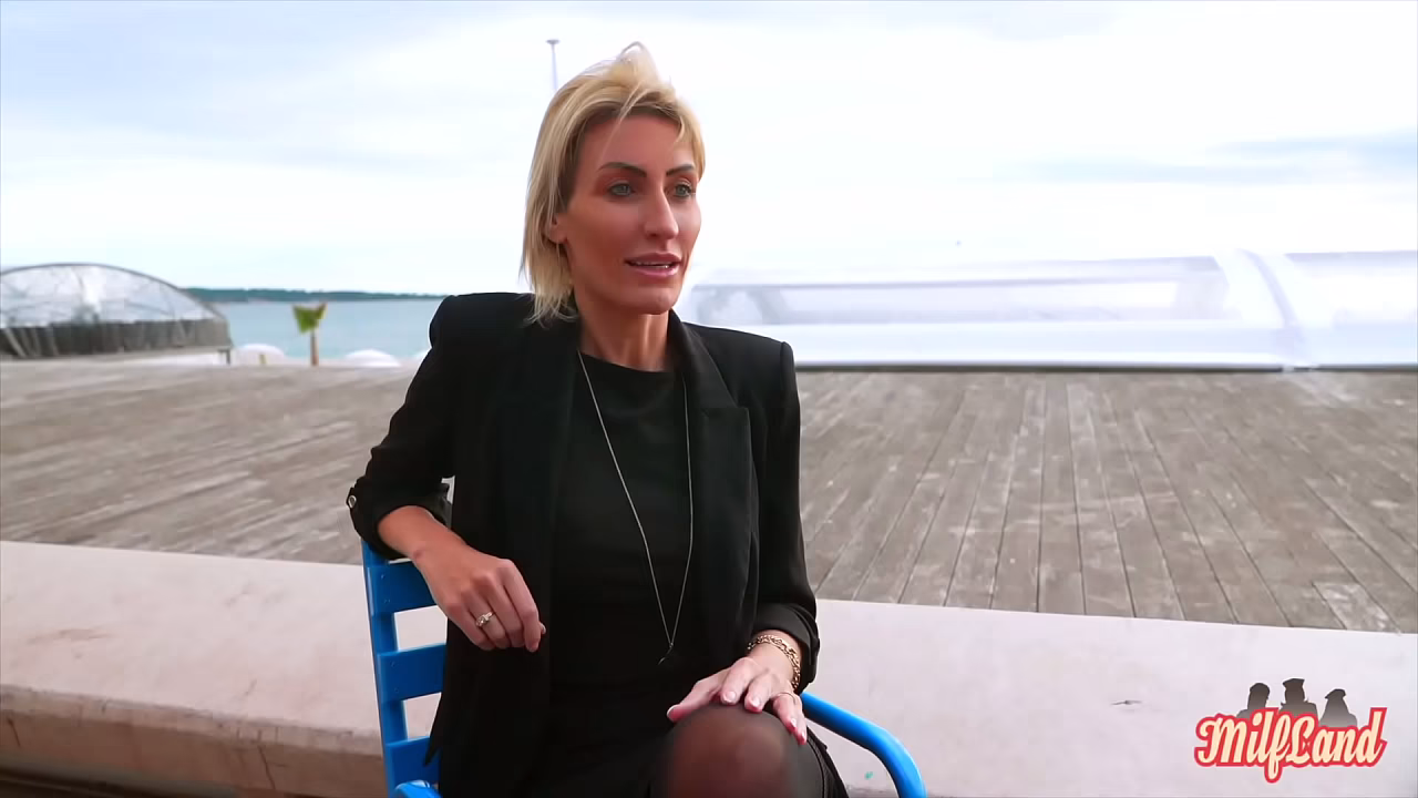 Anouk, &eacute_l&eacute_gante femme, recherche une bite bien veineuse