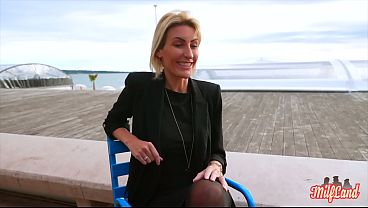 Anouk, an elegant woman, is looking for a well-veined cock.