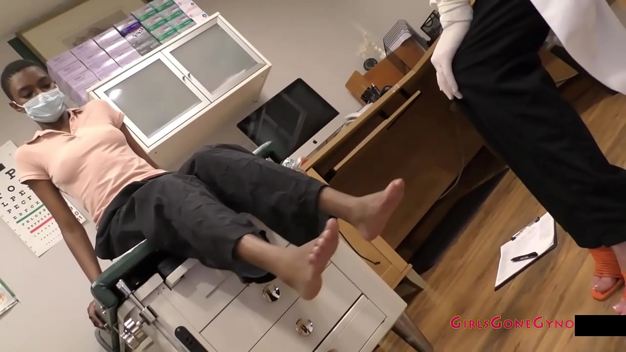 La podóloga pervertida Stacy Shepard se toma su tiempo examinando los pies sudorosos de Jewel durante un examen @GirlsGoneGyno
                     teen ebony college reality foot feet clinic toes natural tits perfect tits medical fetish medfet latex gloves perv doctor doctor tampa girlsgonegyno girls gone gyno stacy shepard podiatrist foot exam muchos negros