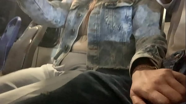 Download Video - Le muestro mi verga en el bus p&uacute;blico y ella decide venir a tocarla