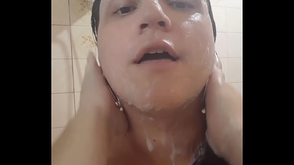Gata trans no banho