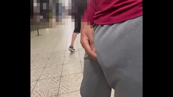 Provocando sem cueca no estacionamento (Complet...