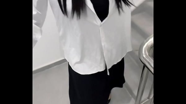 Download Video - 【露出】深夜楼道女装伪娘自慰：秘书OL&sol;白色衬衣&sol;V领包臀连衣裙&sol;丝袜&sol;性感高跟鞋