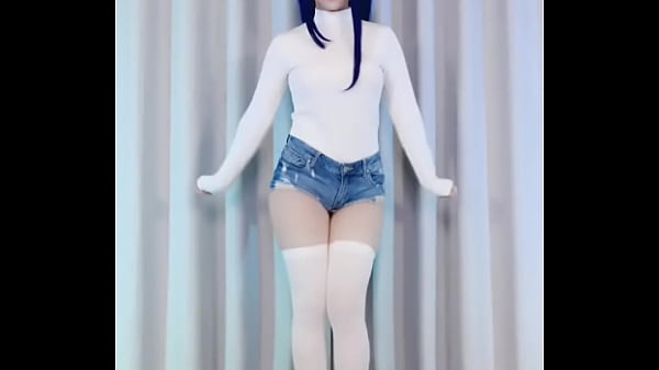 Tik Tokon táncol a szexi lány