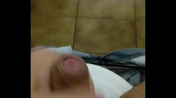 Punheta no banheiro da faculdade