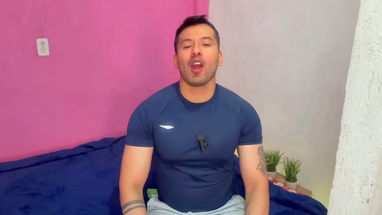 Macho dotado pre&ntilde_a el culo de su cu&ntilde_ado en una piscina a pelo. Fue su primera vez! Relato sexual