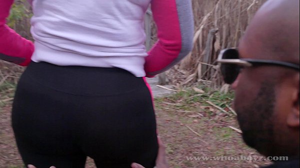 Cali kush big booty gets bang outdoors while running