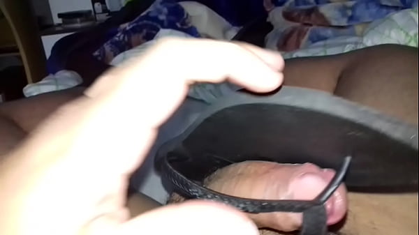 Estava com muito tesão quando tirei o tênis e a...