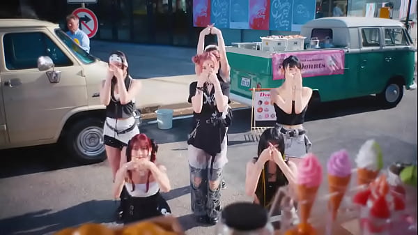 novinhas brincando com uma coisa gelada e atrevida