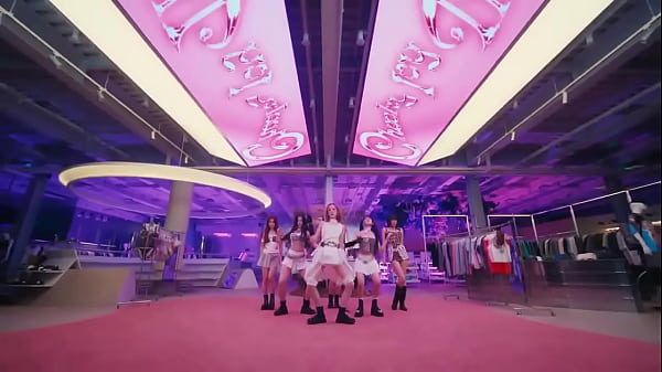 Novinhas brincando com uma coisa gelada e atrevida