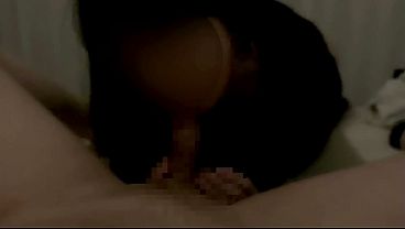 [Personal shooting] A close-up video of a cute girlfriend giving a blowjob while touching her anus, and then inserting herself in the cowgirl position and shaking her hips is erotic.../Japanese amateur hentai