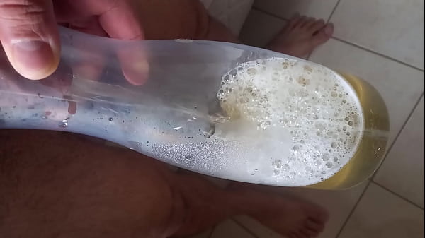 Download Video - Mijando na garrafa