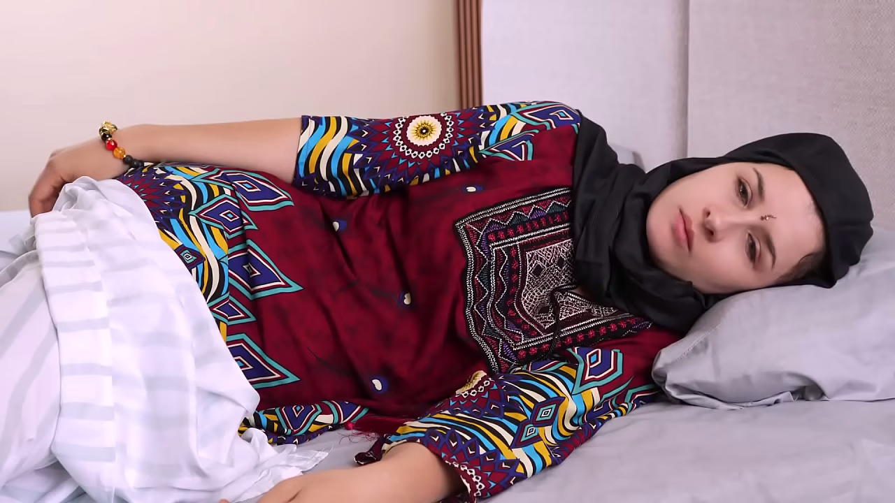 Mi hermanastra mayor estaba enojada, compartimos cama individual.