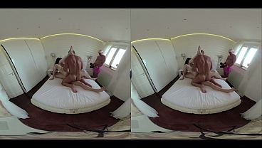 ブリトニー・ダッチVRパート3 - 従順なスピナーが初めてのダブル膣挿入とDPで激しいスリーサム