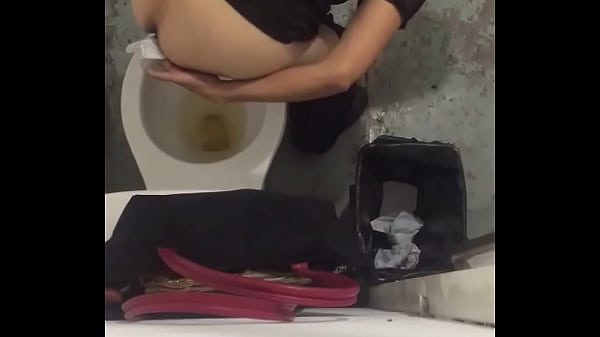 Spionageschuss In Öffentlicher Toilette Df 8