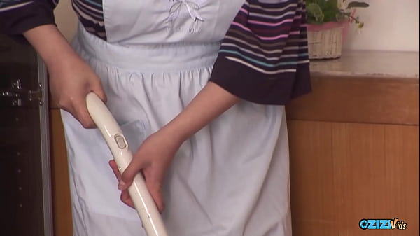 She was cleaning the house when she got turned on so he fucked her throat.