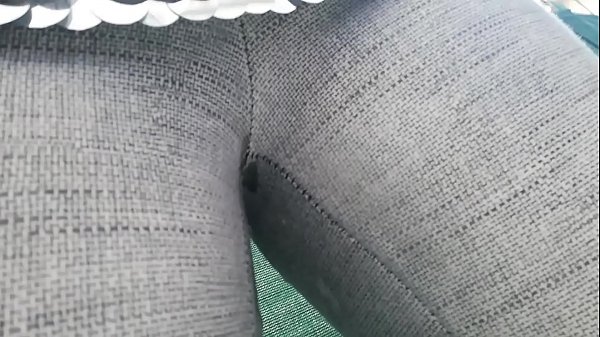 Download Video - Mostro le mie tette in un giardino pubblico e dopo piscio dentro ai miei pantaloni aderenti