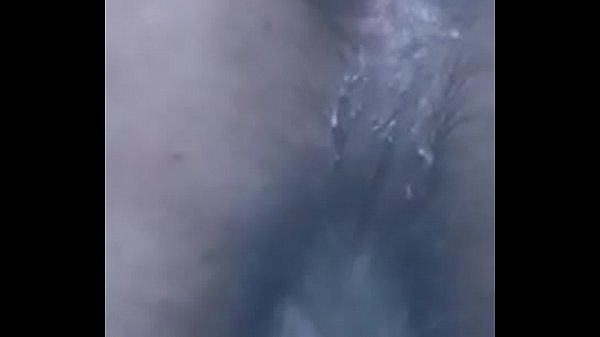 Jugando con calabresa en su culo