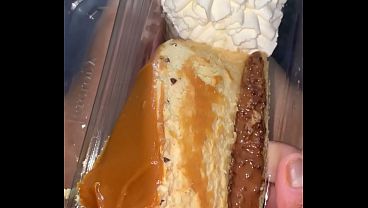 私の足はキャラメルチーズケーキを食べるの。誰か私のシュガーダディになってくれない？