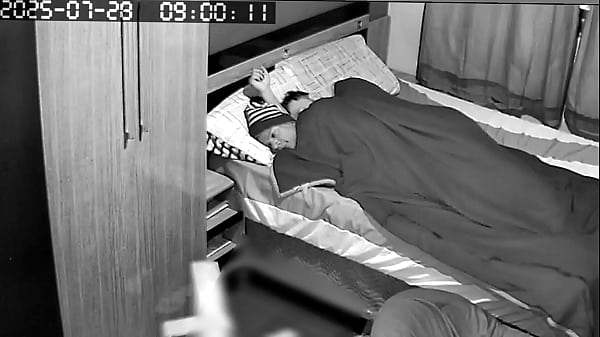 Convidei o twink filho da minha amiga de trabalho para descansa l&aacute; em casa e acordei com ele pegando nos meus peitos