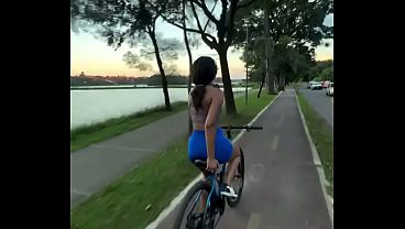 Novinha gostosa andando de bicicleta