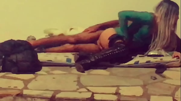 Download Video - UBER FLAGROU MORADOR DE RUA COMENDO O CUZINHO DA SAFADA NA CAL&Ccedil;ADA