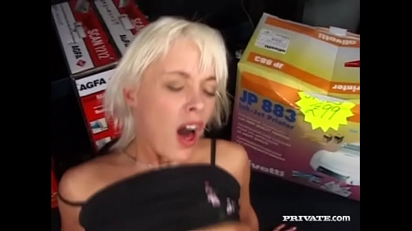 Private Amateur: Layla Jade Debuts in Anal Threeway