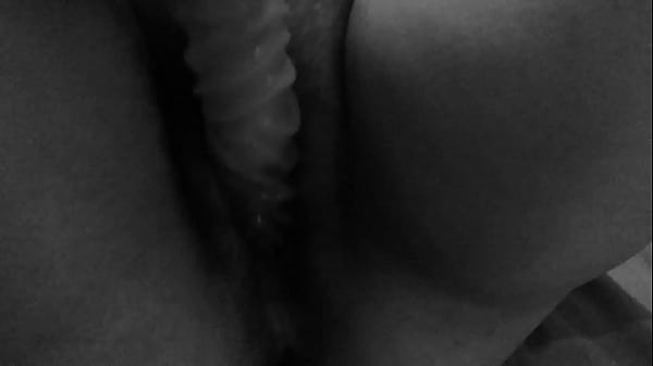 Un amigo de la escuela me graba mientras me meto el dildo despu&eacute;s de clases