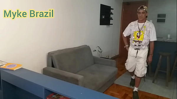Myke Brazil is going to visit her friend Debora Fire to say goodbye before traveling there was a great atmosphere and he gave her a New Year's roll as a gift