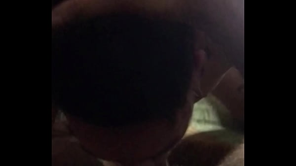 Download Video - Este h&eacute;tero peludo le rompe el culo a su vecinito cuando su esposa no est&aacute; - se banca esta big dick en el culo estrecho - sem camishina - a pelo - bareback